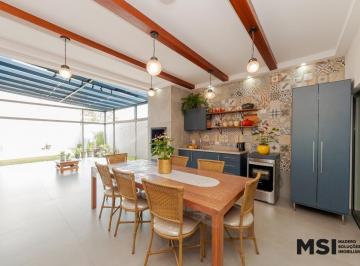 Casa · 233m² · 4 Quartos · 4 Vagas · Casa Térrea à Venda com 4 Quartos, Espaço Gourmet e Terreno de 700 m²