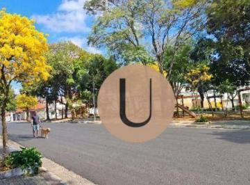 Praça em frente ao imóvel - Poucas inserções realizadas com IA · CASA EM TERRENO DE 250M², 3 QUARTOS, 2 VAGAS E COMÉRCIO