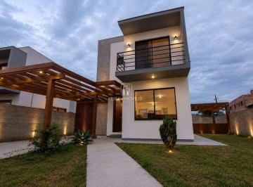 Casa · 140m² · 2 Quartos · 2 Vagas · Sobrado de Esquina com Piscina e 2 Suítes em Garopaba/SC