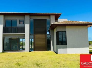 Casa · 350m² · 5 Quartos · 4 Vagas · Casa Padrão em Mata de São João