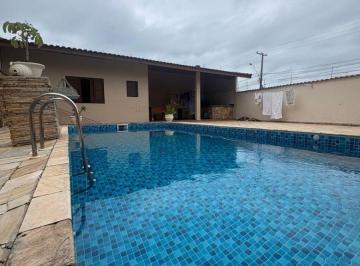 Casa de 3 quartos, Peruíbe · Casa com 3 quartos e piscina em Peruíbe.