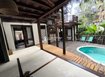 Casa · 215m² · 3 Quartos · 1 Vaga · Casa acolhedora de arquitetura única, em localização privilegiada, próxima à lagoa e das belas praia