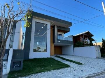 Casa · 283m² · 4 Vagas · Residência de Alto Padrão com Pé-Direito Duplo e 3 Suítes no Vitória Tennis Prime