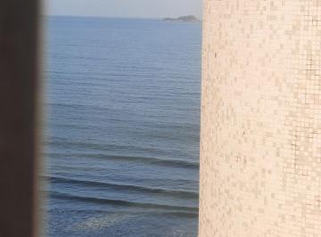 Apartamento de 3 quartos, Guarujá · Apartamento espaçoso , com o prédio frente praia. descer e ja está na praia.