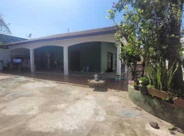 Casa de 3 quartos, Itanhaém · Casa com 3 quartos e churrasqueira em Itanhaém.