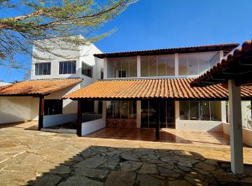 Configuração do imóvel:

Térreo:

Sala com dois ambientes (estar/jantar)
Sala de · EXCELENTE CASA COM PISCINA AQUECIDA, CHURRASQUEIRA E AMPLO JARDIM