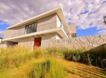 Casa · 360m² · 4 Quartos · 4 Vagas · Sobrado à venda no Jardins Barcelona - 360 m² construídos, 4 suítes e piscina