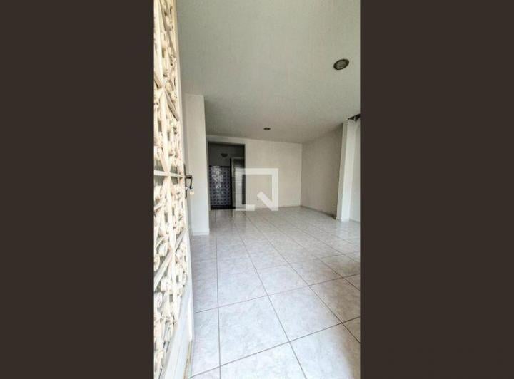 Foto do imóvel - Aluguel: casa em condomínio, 2 quartos, mobiliada, varanda, localizada em Bonsucesso