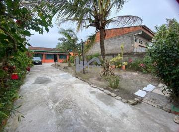 Casa de 2 quartos, Itanhaém · Casa com 2 quartos e jardim em Itanhaém.