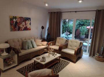 Casa de 3 quartos, São Sebastião · Casa em condomínio próximo a praia disponível para locação de temporada!
