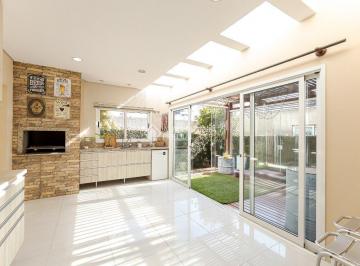 Casa · 291m² · 4 Quartos · 4 Vagas · Conforto e Privacidade em Santa Felicidade: Triplex com 3 Suítes e Terraço com SPA
