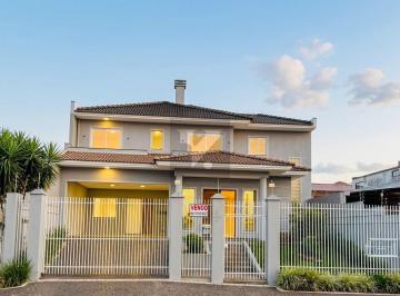 Casa · 298m² · 3 Quartos · 4 Vagas · Sobrado de Alto Padrão à Venda em Uvaranas com Piscina!