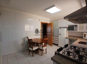 Apartamento · 137m² · 3 Quartos · 2 Vagas · Apartamento no Edifício Dinamarca, com 137 m², 3 suítes, sacada e 2 vagas paralelas cobertas