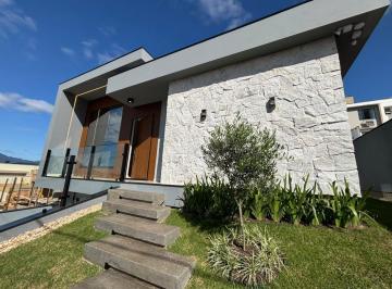 Casa · 177m² · 3 Quartos · 2 Vagas · Elegante Casa com Espaço Gourmet, Piscina e Closet - Green Village em Palhoça/SC!
