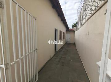 Casa · 96m² · 3 Quartos · 1 Vaga · Casa mista com 3 quartos disponível para locação no bairro Nossa Senhora Aparecida em Uberlândia-MG
