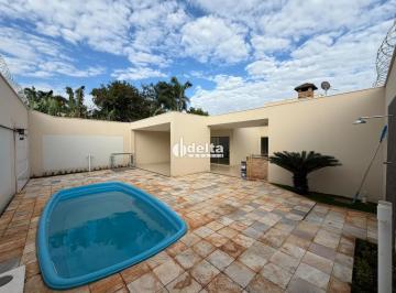 Casa · 200m² · 3 Quartos · 4 Vagas · Casa residencial com 3 quartos sendo 2 suítes disponível para locação no bairro Santa Mônica em Uber