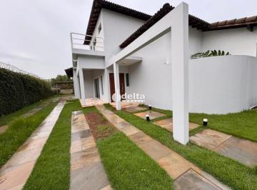 Casa · 700m² · 4 Quartos · 7 Vagas · Casa residencial com 4 suítes disponível para locação no bairro Jardim Inconfidência em Uberlândia-M