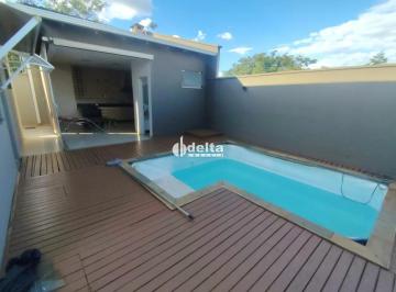 Casa · 220m² · 3 Quartos · 3 Vagas · Casa em condomínio com 3 suítes disponível para locação e venda no bairro Laranjeiras em Uberlândia-