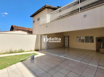 Casa · 360m² · 4 Quartos · 4 Vagas · Casa residencial com 4 quartos sendo 3 suítes disponível para locação no bairro Santa Monica em Uber