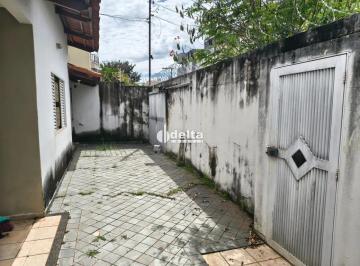 Casa · 360m² · 4 Quartos · 3 Vagas · Casa residencial com 4 quartos sendo 2 suítes disponível para locação no bairro Santa Mônica em Uber
