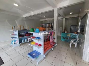 Comercial · 135m² · 1 Vaga · Loja disponível para locação no bairro São Jorge em Uberlândia-MG.
