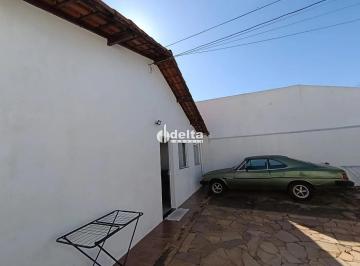 Casa · 250m² · 2 Quartos · 4 Vagas · Casa residencial com 2 quartos disponível para locação no bairro Granada em Uberlândia-MG