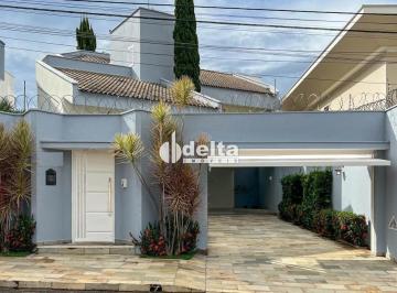 Casa · 350m² · 4 Quartos · 4 Vagas · Casa residencial com 4 suítes disponível para locação no bairro Jardim Karaíba em Uberlândia-MG