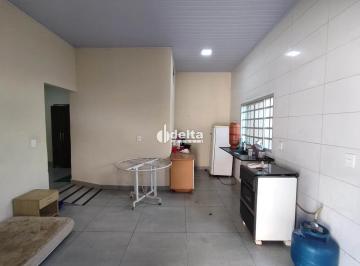 Casa · 70m² · 3 Quartos · 1 Vaga · Casas com 3 quartos disponível para locação no bairro Cazeca em Uberlândia-MG.