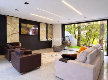 Casa · 261m² · 3 Quartos · 4 Vagas · Casa de Luxo com Integracao Total e Iluminacao Natural/casa com elevador