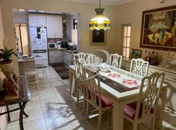 Casa · 230m² · 3 Quartos · 2 Vagas · Sobrado à venda, 230m 3 dormitórios, 1 suíte, 3 banheiros, 2 vagas de garagem.