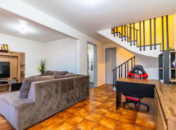 Casa de 3 quartos, Curitiba · Casa de esquina no Guabirotuba em excelente localização, a apenas 150 metros do Cartório do Uberaba