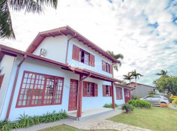 Casa · 140m² · 3 Quartos · 4 Vagas · Casa Exclusiva no Ribeirão da Ilha com 630 m² de Terreno e Suíte