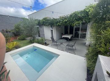 Casa · 129m² · 3 Quartos · 2 Vagas · Casa Itapema com piscina