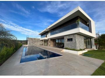 Casa · 690m² · 8 Quartos · 4 Vagas · Casa de 690m² à venda no Condomínio Residencial Sete lagos com piscina, sacada e