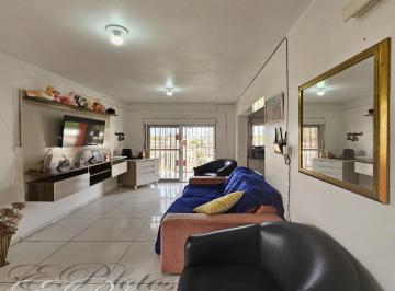 2 · Casa/prédio à venda com 4 apartamentos, vaga de garagem no Bairro Farrapos, Porto Alegre