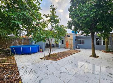 24 · Casa à venda com 3 dormitórios com 1 suíte, junto a Avenida Dorival Cândido da Luz, Gravataí