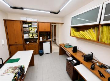 Comercial · 30m² · Lívia Machado Imóveis aluga excelente sala comercial em localização estratégica em Vitória!