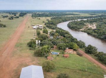 Potencial produtivo e logístico: Vista aérea mostrando a pista de pouso privativa e a rica hidrografia da fazenda. Com 17.530 hectares no Sudoeste do TO, solos férteis e água em abundância, é o cenário ideal para expansão da lavoura de soja e pecuári · Fazenda 17.530 ha à Venda no Tocantins | Porteira Fechada