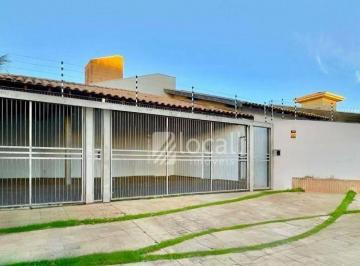 3a54737de354d2bf80a08023406a9a6c28d4e7b6 · Casa comercial/residencial com 428m² de área útil e 03 quartos para locação no bairro Jardim Univers