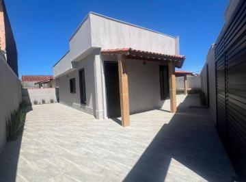 Casa de 3 quartos, Itanhaém · Casa com piscina e 3 quartos em Itanhaém.