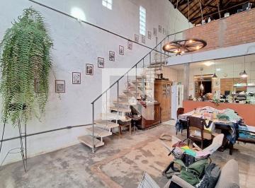 Localizada na charmosa Vila Ipojuca, esta casa oferece uma excelente oportunidad · Casa à Venda - Vila Romana, 2 Quartos, 365 m2