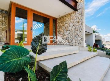 Foto 01 · Casa de luxo em condomínio: 3 quartos, 3 suítes, 1 sala, 4 vagas na Arniqueira, Brasília-DF. Luxo e