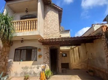 Casa · 210m² · 3 Quartos · 7 Vagas · Sobrado no Jardim do Bosque Suzano 3 Quartos (1 Suíte), Sótão, Área Gourmet e 7 Vagas de Garagem