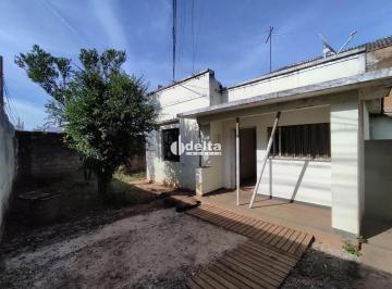 Casa · 130m² · 2 Quartos · 1 Vaga · Casa residencial/comercial com 2 quartos disponível para locação no bairro Centro em Uberlândia-MG.