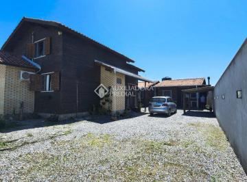 Casa · 402m² · 8 Quartos · 4 Vagas · Amplo imóvel com múltiplas construções a apenas 160 metros da praia