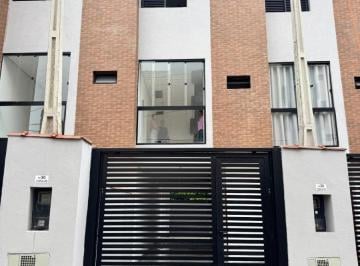 Casa , Guarujá · Sobrado moderno a 520m da Praia da Enseada – 2 suítes e 2 vagas