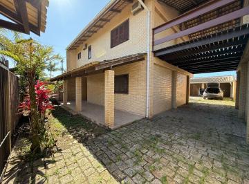 Casa de 3 quartos, São Francisco do Sul · CASA COM VISTA PARA O MAR EM UBATUBA-SC | PISCINA, ESPAÇO GOURMET E AMPLOS AMBIENTES
