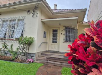 Casa · 123m² · 3 Quartos · 3 Vagas · Terreno com 2 casas, totalizando 434,72m2. Excelente lotalização no coração do Menino Deus