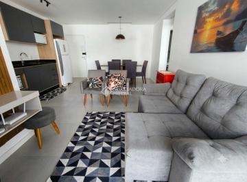 Sala · Apartamento Novo para Locação no Ribeirão da Ilha - 2 Quartos, Piscina e Academia Próximo às Praias