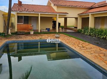 Casa · 720m² · 4 Quartos · 6 Vagas · Casa disponível para locação no bairro Jardim Karaíba em Uberlândia-MG.